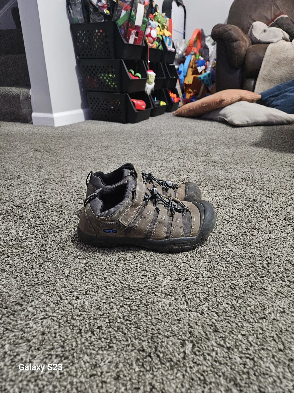 KEEN Kids Youth Size 4 Brown Leather Hiking Trail Shoes Hook & Loop Bungee Comfo